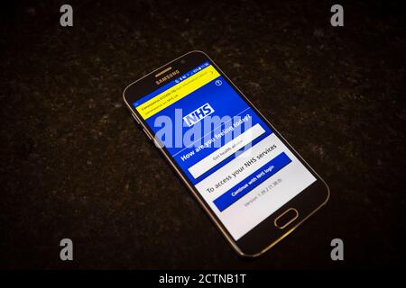 L'écran d'accueil de l'application NHS Track and Trace s'affiche L'écran d'un téléphone mobile Android Banque D'Images