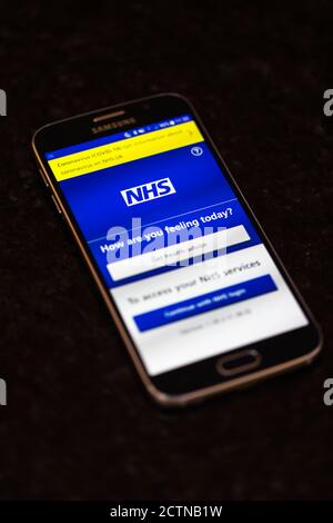 L'écran d'accueil de l'application NHS Track and Trace s'affiche L'écran d'un téléphone mobile Samsung Android Banque D'Images