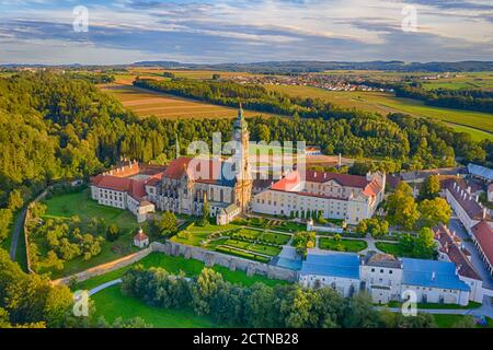 Stift Zwettl dans la région de Waldviertel, Basse-Autriche. Vue aérienne du célèbre monastère en été. Banque D'Images