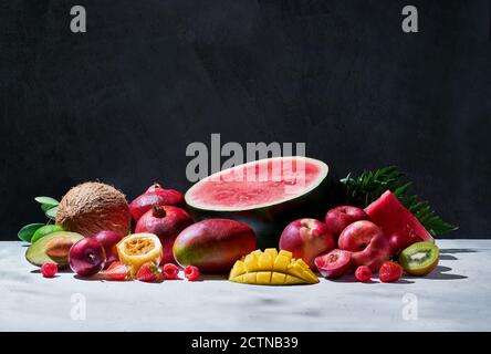 Assortiment de fruits exotiques et de baies table en studio Banque D'Images