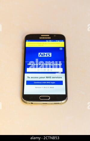 L'écran d'accueil de l'application NHS Track and Trace s'affiche L'écran d'un téléphone mobile Samsung Android Banque D'Images