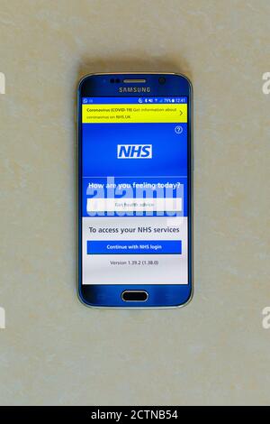 L'écran d'accueil de l'application NHS Track and Trace s'affiche L'écran d'un téléphone mobile Samsung Android Banque D'Images