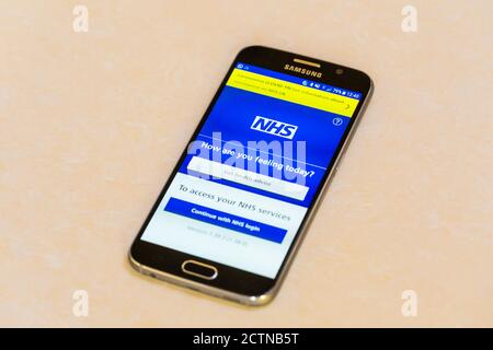 L'écran d'accueil de l'application NHS Track and Trace s'affiche L'écran d'un téléphone mobile Samsung Android Banque D'Images