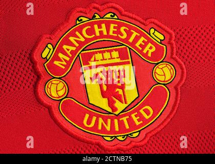 Manchester United badge on a football shirt, gros plan Banque D'Images