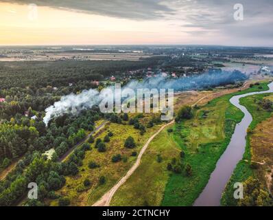 Fumée du feu sur les chalets dans la forêt. Drone, vue aérienne. Banque D'Images