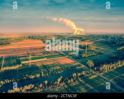 Champs agricoles avec grande centrale électrique à distance. Drone, vue aérienne. Photo de l'eau de Javel Banque D'Images