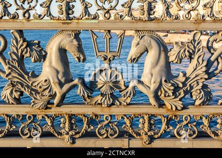 Saint-Pétersbourg, Russie – 15 juin 2017. Arnaque complexe représentant des chevaux sur le pont de l'Annonciation (pont Blagoveshchenskiy) de l'autre côté de la rivière Neva Banque D'Images