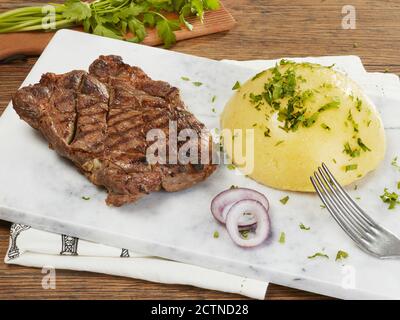 Steak rustique avec polenta Banque D'Images