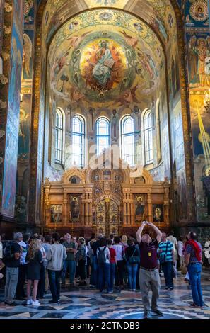 Saint-Pétersbourg, Russie – 17 juin 2017. Vue intérieure de l'Église du Sauveur sur le sang à Saint-Pétersbourg, avec iconostase, peuple et relig Banque D'Images