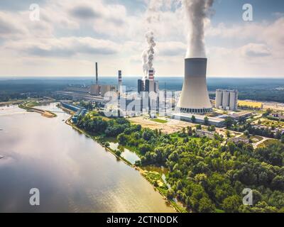 Grande centrale électrique avec vapeur provenant de la tour de refroidissement. Drone, vue aérienne Banque D'Images