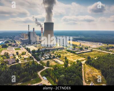 Grande centrale électrique avec vapeur provenant de la tour de refroidissement. Drone, vue aérienne Banque D'Images