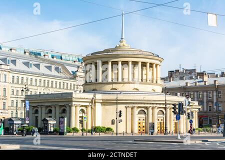 Saint-Pétersbourg, Russie – 18 juin 2017. Vue extérieure de l'entrée principale de la station de métro Ploshchad Vosstaniya sur la place Vosstaniya à Saint Peter Banque D'Images