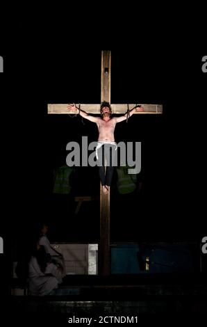 Michael Sheen (le professeur) dans LA CRUCIFIXION, le passage final de LA PASSION présentée par le National Theatre Wales à Port Talbot, pays de Galles 24/04/2011 script et romanisation: Owen Sheers Directeur créatif: Michael Sheen design: Bill Mitchell & Myrridin Wannell costumes: Myridin Wannell & Sue Hill réalisateurs: Michael Sheen & Bill Mitchell Banque D'Images