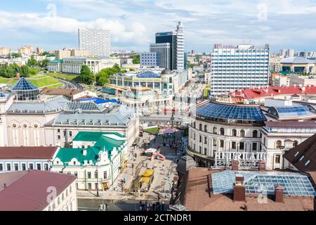 Kazan, Russie – 23 juin 2017. Vue aérienne sur Kazan, la capitale de la République du Tatarstan en Russie, et la rue piétonne principale – la rue Bauman Banque D'Images