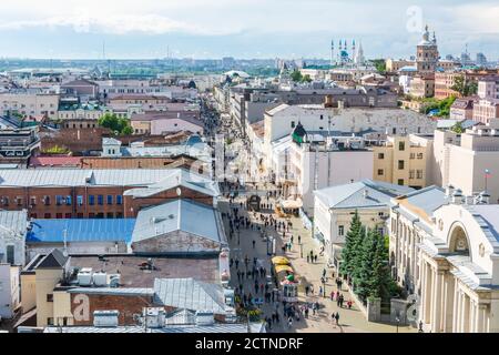 Kazan, Russie – 23 juin 2017. Vue aérienne sur Kazan, la capitale de la République du Tatarstan en Russie. Vue sur la rue piétonne principale - rue Bauman Banque D'Images