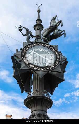 Kazan, Russie – 23 juin 2017. Détail de la tour de l'horloge sur la rue Bauman à Kazan, avec cadran d'horloge, statues et inscriptions arabes. Banque D'Images