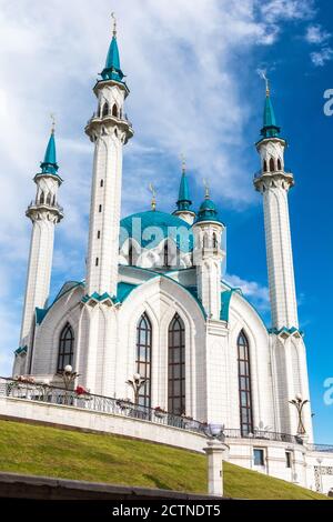 Kazan, Russie – 23 juin 2017. Vue extérieure de la mosquée de Kul Sharif à Kazan. Située dans le Kremlin de Kazan, la mosquée a été construite en 2005. Banque D'Images