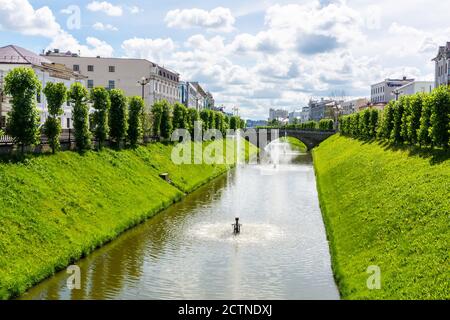 Kazan, Russie – 24 juin 2017. Vue sur la rivière Bolaq dans le centre-ville de Kazan, avec fontaines et bâtiments résidentiels. Banque D'Images