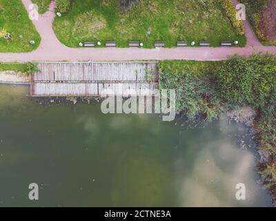 Vue de haut en bas sur le lac et les ruelles du parc avec reflet des nuages. Drone, vue aérienne Banque D'Images
