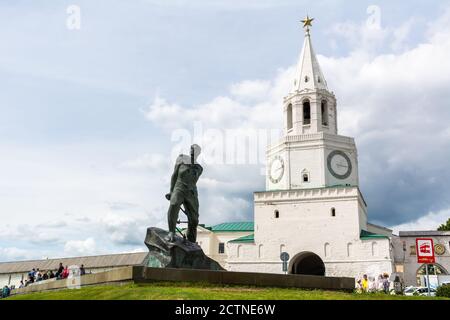 Kazan, Russie – 24 juin 2017. Musa Dzhalil Monument à l'entrée du Kremlin de Kazan, avec la Tour Spasskaya en arrière-plan. Voir avec les gens en somme Banque D'Images