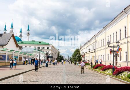 Kazan, Russie – 24 juin 2017. Vue sur la rue piétonne de Sheynkmana dans le Kremlin de Kazan, vers la Tour Suyumbike, avec les gens. Banque D'Images