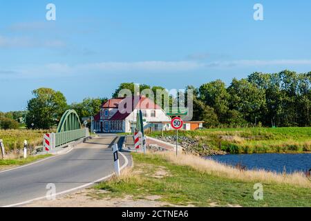 Derelict, ancien restaurant de la campagne frisonne, Munksbrück, Communauté Ockholm, Frise du Nord, Etat fédéral Schleswig-Holstein, Allemagne du Nord Banque D'Images