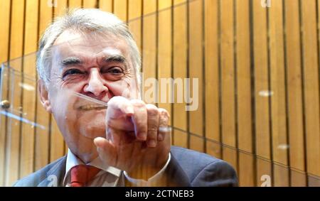 Düsseldorf, Allemagne. 22 janvier 2017. Herbert Reul (CDU), ministre de l'intérieur de la Rhénanie-du-Nord-Westphalie, a mis la main sur un mur de cloison en plexiglas installé conformément aux règlements de la Corona et attend le début de la réunion de la Commission de l'intérieur du Parlement de l'État de Rhénanie-du-Nord-Westphalie. Le comité de l'intérieur s'occupe du cas des cinq groupes de discussion à contenu extrémiste de droite, dans lesquels des policiers de Rhénanie-du-Nord-Westphalie ont également participé. Credit: Weronika Peneshko/dpa/Alay Live News Banque D'Images