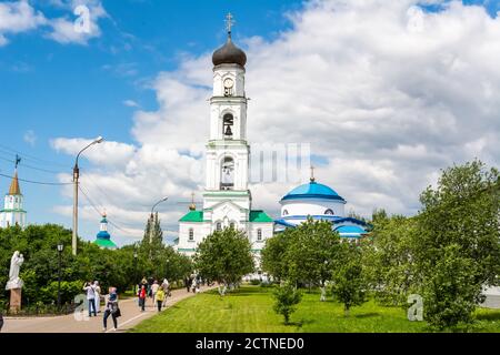 Raifa, Tatarstan, Russie – 25 juin 2017. Clocher avec église de l'Archange Michel au monastère de Raifa de la mère de Dieu. Le m Banque D'Images