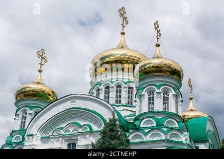 Raifa, Tatarstan, Russie – 25 juin 2017. Dômes d'oignon et croix de la cathédrale de la Sainte Trinité au monastère de Raifa de la mère de Dieu. Banque D'Images