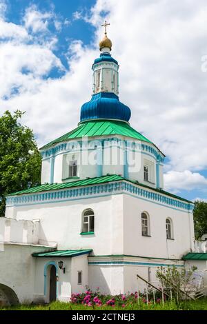 Raifa, Tatarstan, Russie – 25 juin 2017. Tour du monastère de Raifa de la mère de Dieu. La tour a été construite en 1690-1717. Banque D'Images