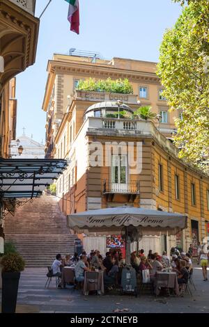 ROME, ITALIE - 2014 AOÛT 17. Vieille rue confortable de Rome. Banque D'Images