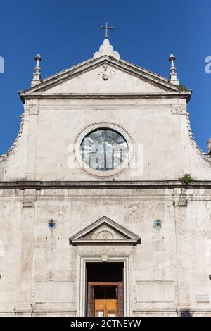 ROME, ITALIE - 2014 AOÛT 17. Ancienne église ancienne de Rome. Banque D'Images