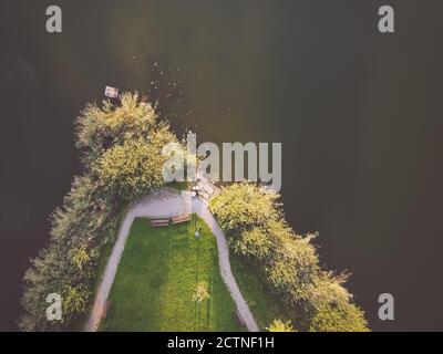 Vue de haut en bas sur le lac et les ruelles du parc avec reflet des nuages. Drone, vue aérienne Banque D'Images