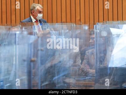 Düsseldorf, Allemagne. 22 janvier 2017. Herbert Reul (CDU), ministre de l'intérieur de la Rhénanie-du-Nord-Westphalie, arrive à une réunion de la Commission de l'intérieur du Parlement de l'État de Rhénanie-du-Nord-Westphalie avec protection de la bouche et du nez. Le comité de l'intérieur s'occupe du cas des cinq groupes de discussion à contenu extrémiste de droite, dans lesquels des policiers de Rhénanie-du-Nord-Westphalie ont également participé. Credit: Weronika Peneshko/dpa/Alay Live News Banque D'Images