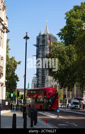 Big ben couvert d'échafaudages et de bus rouge de londres, westminster, londres, royaume-uni Banque D'Images