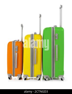 Valises multicolores isolées sur blanc Banque D'Images