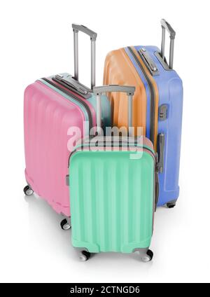 Valises multicolores isolées sur blanc Banque D'Images