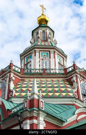 Moscou, Russie – 3 juillet 2017. Tour de l'église Saint-Jean-le-guerrier à Moscou. L'église a été commandée par Pierre le Grand. Banque D'Images