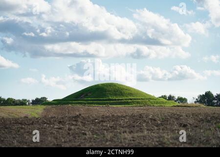 barrow dans les champs, ciel bleu ciel nuageux, île mon, Danemark, Europe Banque D'Images