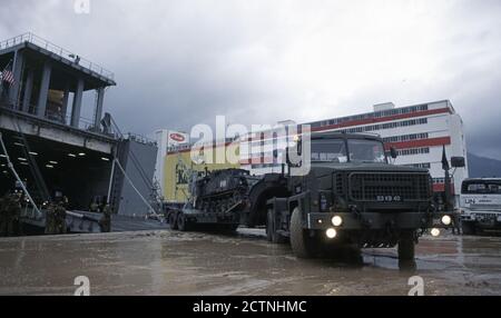 27 décembre 1995 pendant la guerre en Bosnie : armure de l'armée britannique, faisant partie du contingent nouvellement formé de l'IFOR, déchargeant du navire de transport de la marine des États-Unis, MV Cape Race, dans le port de Split, en Croatie. Banque D'Images