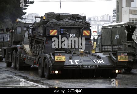 27 décembre 1995 pendant la guerre en Bosnie : l'armure de l'armée britannique, qui fait partie du nouveau contingent de l'IFOR, arrive dans le port de Split, en Croatie. Banque D'Images