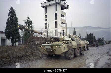 18 décembre 1995 pendant la guerre en Bosnie : un véhicule de reconnaissance français AMX-10RC (Tank Destroyer) stationné à côté de la tour de contrôle de l'aéroport de Mostar. Banque D'Images