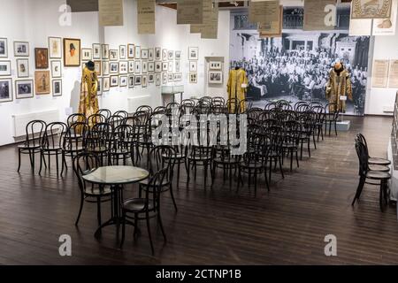 Moscou, Russie – 8 juillet 2017. Vue intérieure du musée du théâtre de Bakhroushin à Moscou. Vue avec chaises et expositions. Banque D'Images