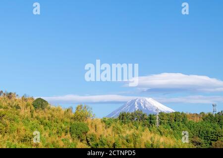 Beau paysage ensoleillé de montagne couverte de neige Fuji, Shizuoka, Japon Banque D'Images