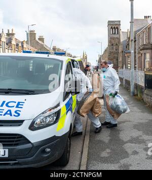 Highlander Hotel, 75 West Church Street, Buckie, Moray, Royaume-Uni. 23 septembre 2020. ROYAUME-UNI. Il s'agit de la police qui retire toutes les usines de cannabis, ensachées et étiquetées pour preuve de l'hôtel dans lequel l'usine de cannabis a été découverte le dimanche 20 septembre 2020 par la police Ecosse. Credit: JASPERIMAGE / Alamy Live News Banque D'Images