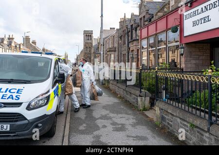 Highlander Hotel, 75 West Church Street, Buckie, Moray, Royaume-Uni. 23 septembre 2020. ROYAUME-UNI. Il s'agit de la police qui retire toutes les usines de cannabis, ensachées et étiquetées pour preuve de l'hôtel dans lequel l'usine de cannabis a été découverte le dimanche 20 septembre 2020 par la police Ecosse. Credit: JASPERIMAGE / Alamy Live News Banque D'Images