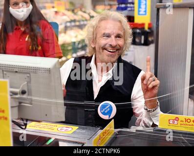 Rastatt, Allemagne. 24 septembre 2020. L'animateur Thomas Gottschalk est un caissier bénévole à la caisse d'une succursale Netto Marken-Discount et calcule les achats des clients. Il a glissé dans le rôle de caissier pour le mouvement de don 'Deutschland runden auf'. Les dons de dépôts et les petits montants sont destinés à soutenir les enfants socialement défavorisés. Credit: Uli Deck/dpa/Alay Live News Banque D'Images