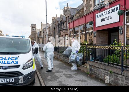 Highlander Hotel, 75 West Church Street, Buckie, Moray, Royaume-Uni. 23 septembre 2020. ROYAUME-UNI. Il s'agit de la police qui retire toutes les usines de cannabis, ensachées et étiquetées pour preuve de l'hôtel dans lequel l'usine de cannabis a été découverte le dimanche 20 septembre 2020 par la police Ecosse. Credit: JASPERIMAGE / Alamy Live News Banque D'Images