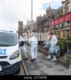 Highlander Hotel, 75 West Church Street, Buckie, Moray, Royaume-Uni. 23 septembre 2020. ROYAUME-UNI. Il s'agit de la police qui retire toutes les usines de cannabis, ensachées et étiquetées pour preuve de l'hôtel dans lequel l'usine de cannabis a été découverte le dimanche 20 septembre 2020 par la police Ecosse. Credit: JASPERIMAGE / Alamy Live News Banque D'Images