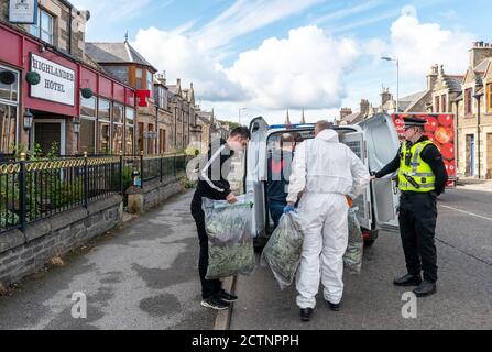 Highlander Hotel, 75 West Church Street, Buckie, Moray, Royaume-Uni. 23 septembre 2020. ROYAUME-UNI. Il s'agit de la police qui retire toutes les usines de cannabis, ensachées et étiquetées pour preuve de l'hôtel dans lequel l'usine de cannabis a été découverte le dimanche 20 septembre 2020 par la police Ecosse. Credit: JASPERIMAGE / Alamy Live News Banque D'Images